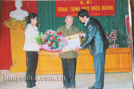Cụ Lường Văn Ích nhận Huy hiệu 60 năm tuổi Đảng.